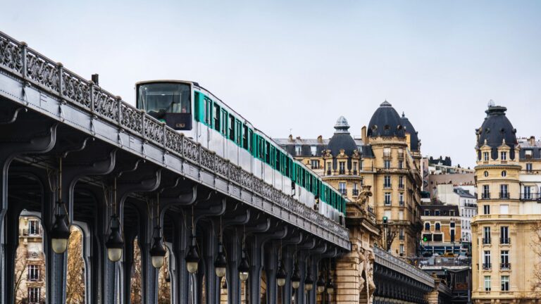 The Essential Guide to Paris Transport : Navigate Like a Parisian